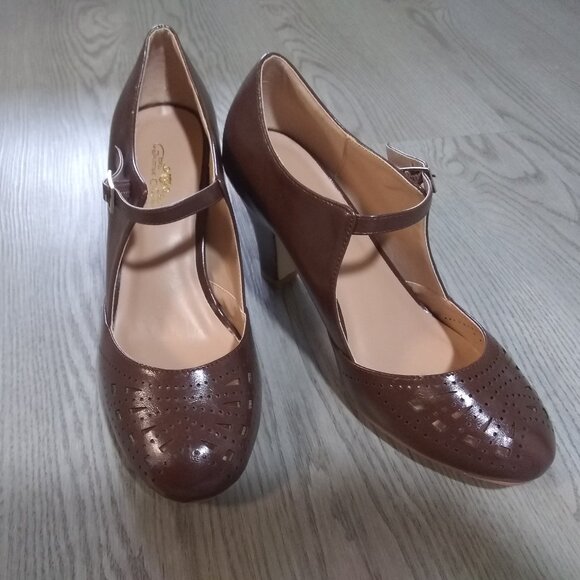 🖤 Journee Collection Elsa Buckle Pump – BROWN (Size 7, NIB) Rare & Discontinued - Picture 7 of 9